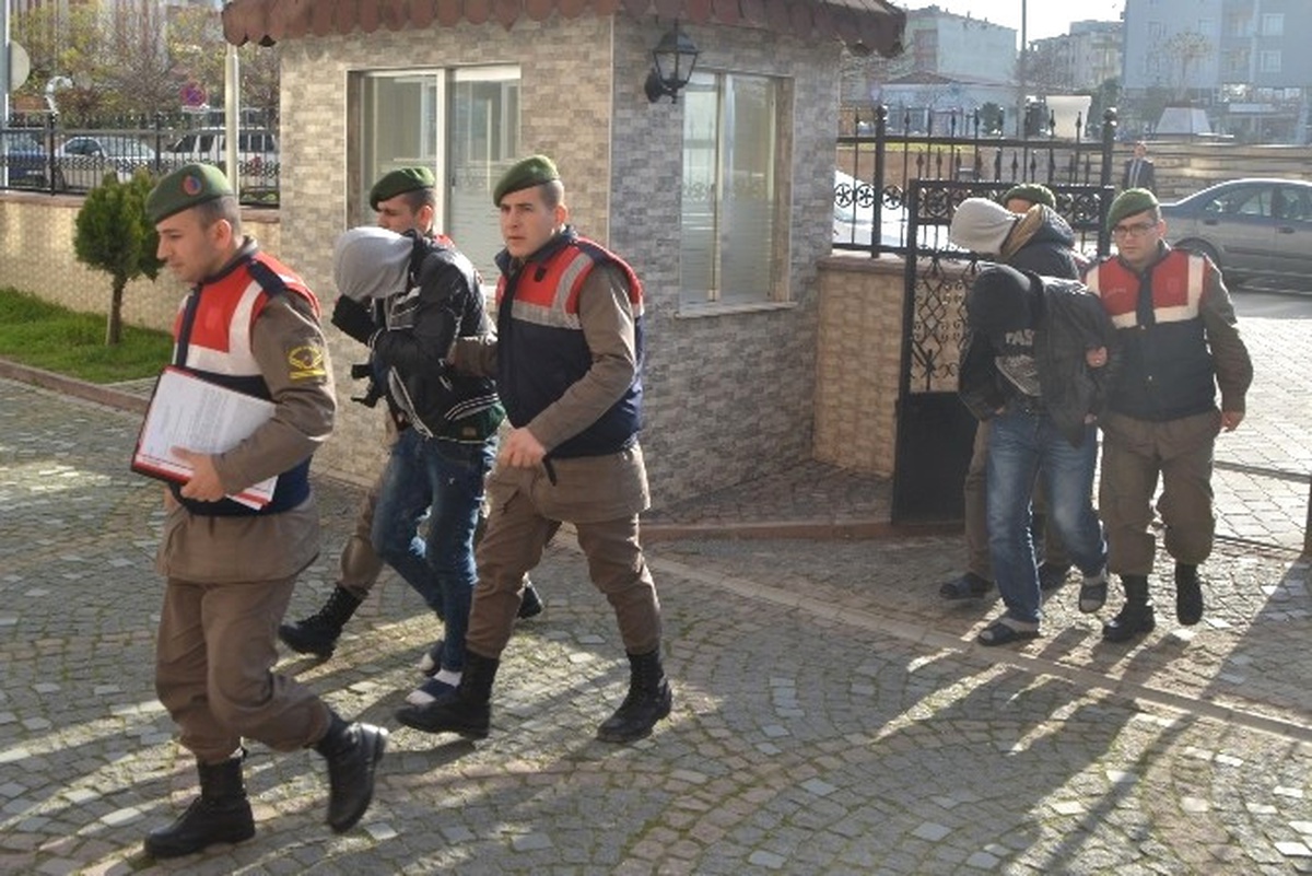 Hırsızlık Şüphelileri Evde Düşürdükleri Kimlikten Yakalandı (2)