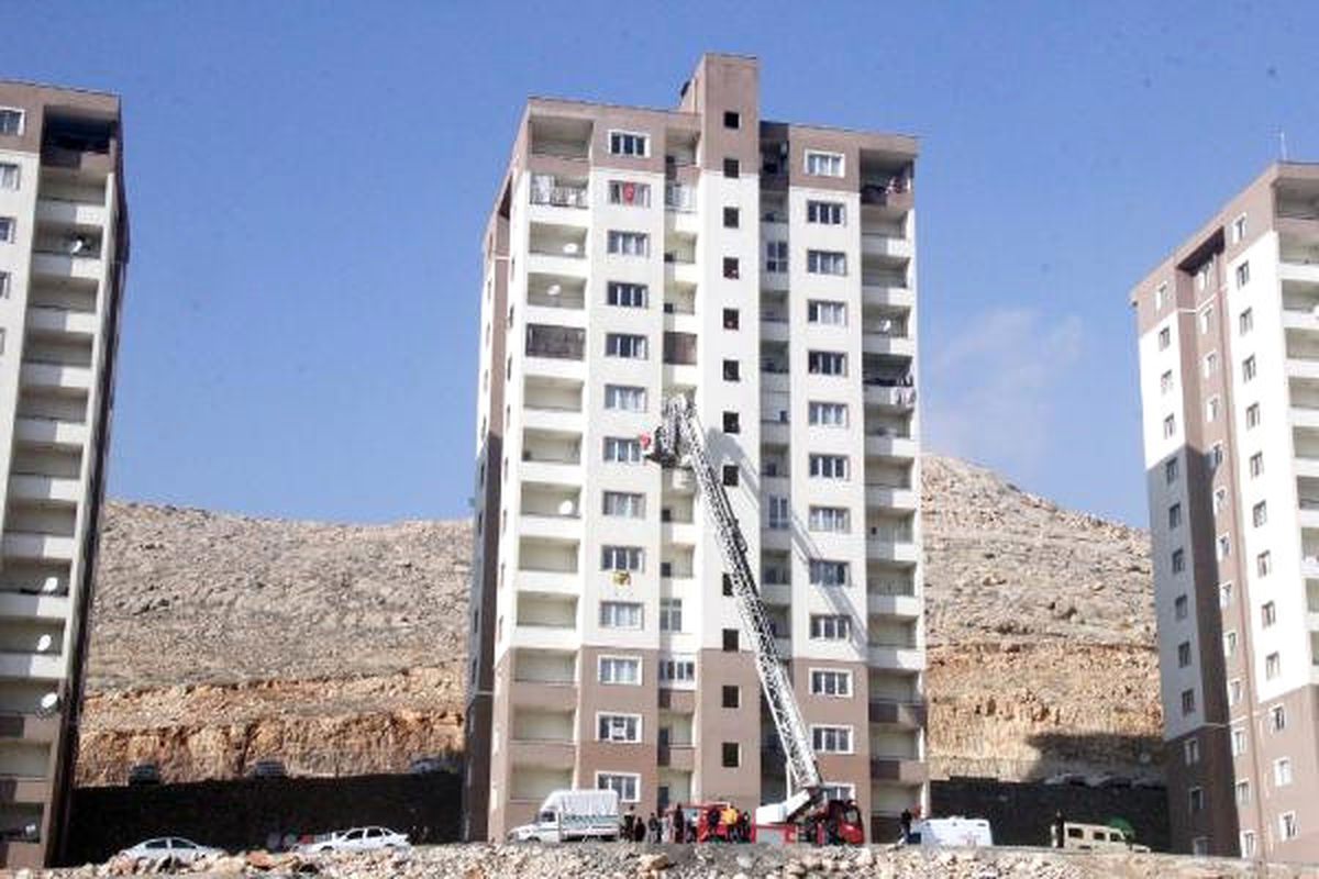 İhbar Üzerine İtfaiye Merdiveniyle 9\'uncu Kattaki Daireye Çıkıldı, Kimse Bulunamadı