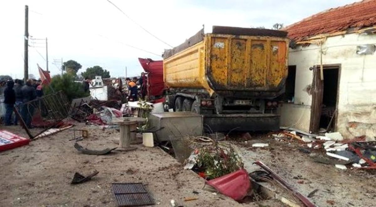 İzmir\'de Trafik Kazası: 1 Ölü
