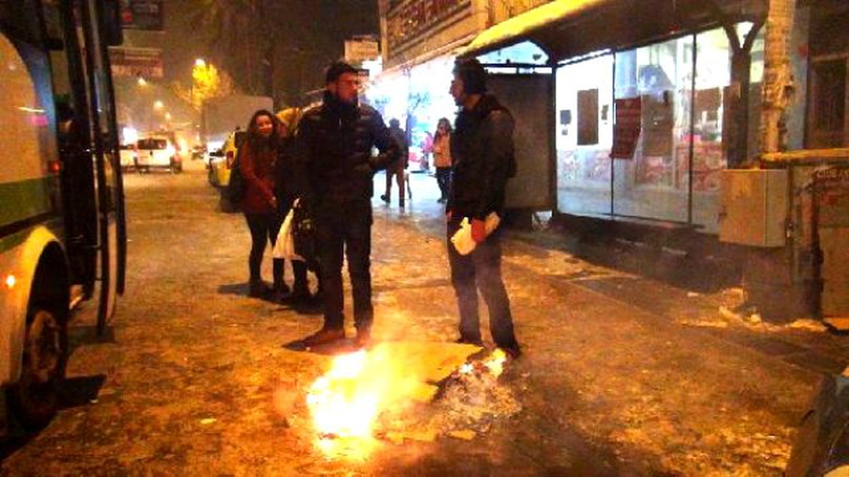 Kars\'ta Duraklardaki Yolcular Üşümemek İçin Ateş Yaktı