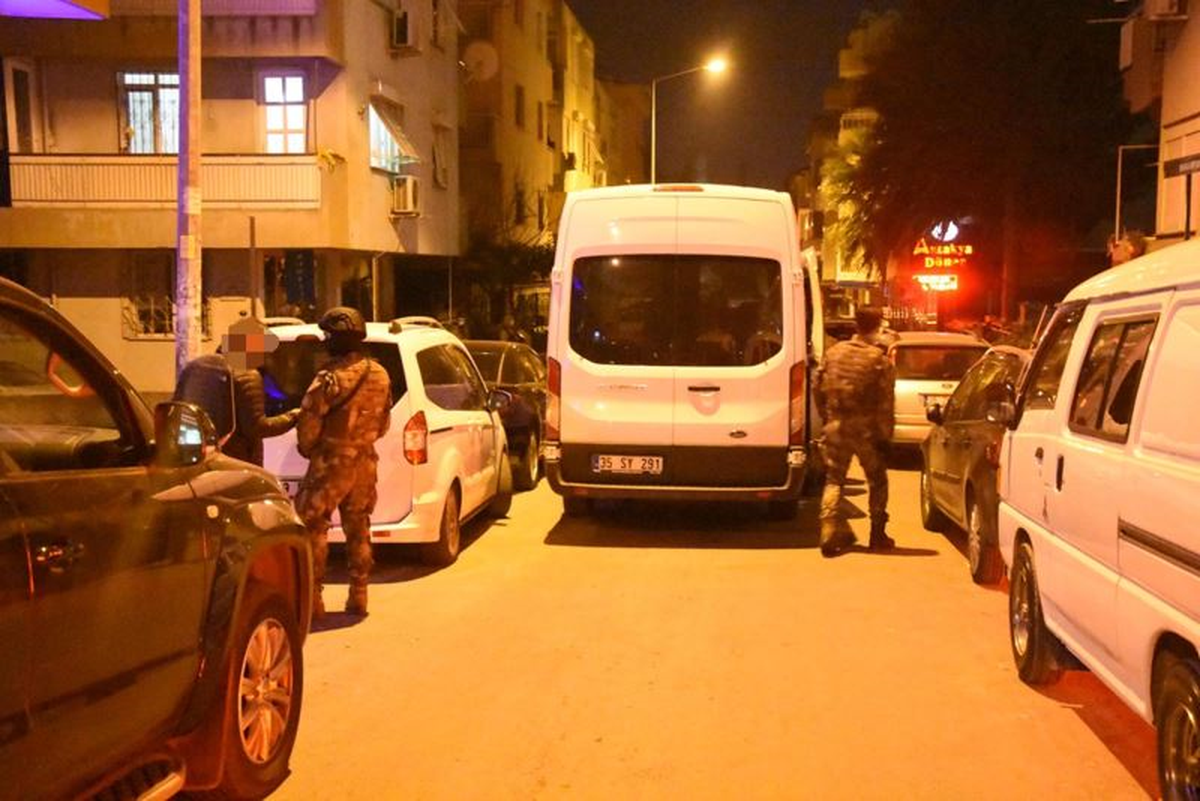 Konya\'dan İzmir\'e Gelen Kırgız ve Uygur 3 Aile Gözaltında (2)