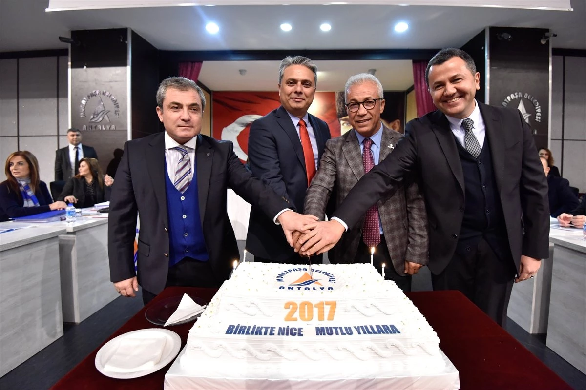 Muratpaşa Belediye Meclisi Yeni Yıl Çalışmalarına Pasta Keserek Başladı