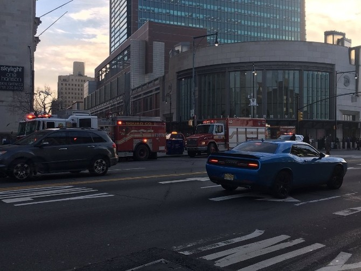 New York\'ta Yolcu Treni Raydan Çıktı: 18 Yaralı
