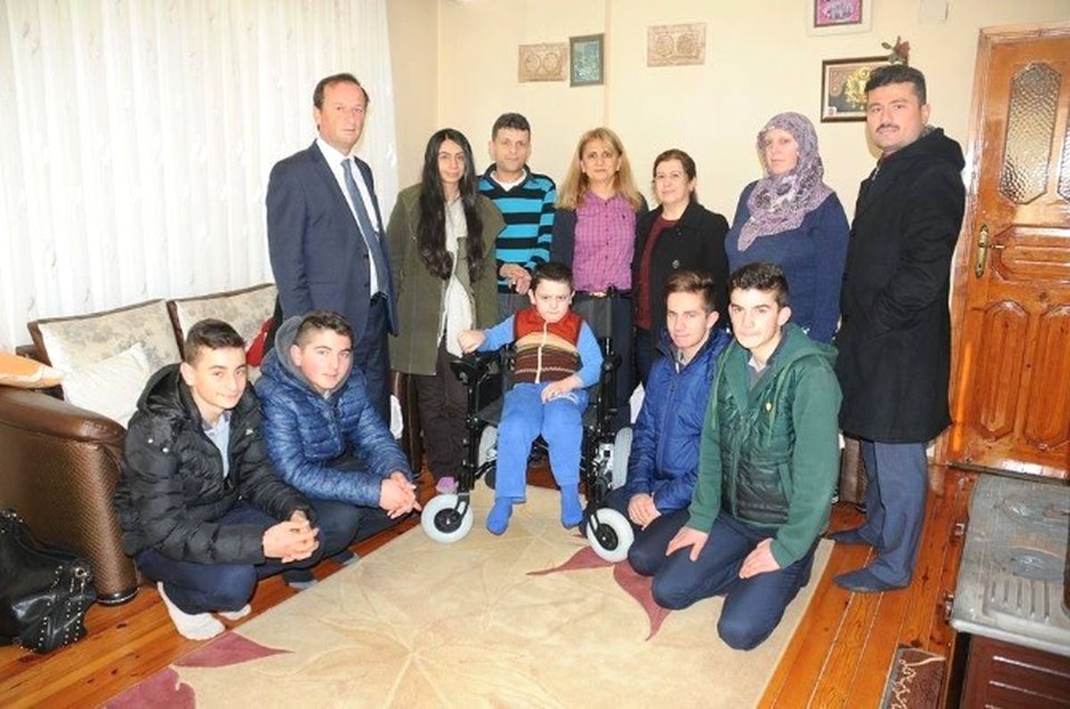 Öğrencilerden \'Bir Engeli de Sen Kaldır\' Kampanyası
