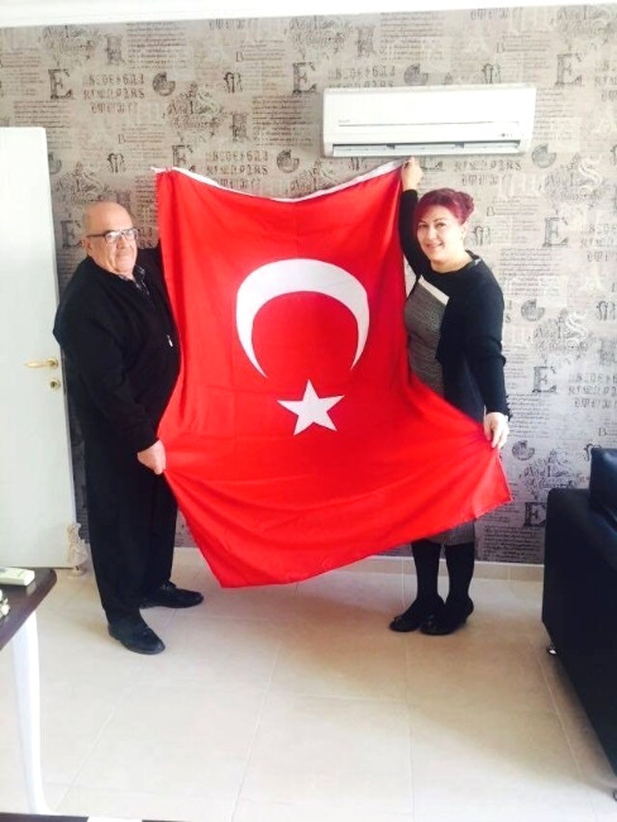 Osmaniye Mimarlar Odası, Kuvayi Milliye Derneği\'ne Bayrak Hediye Etti