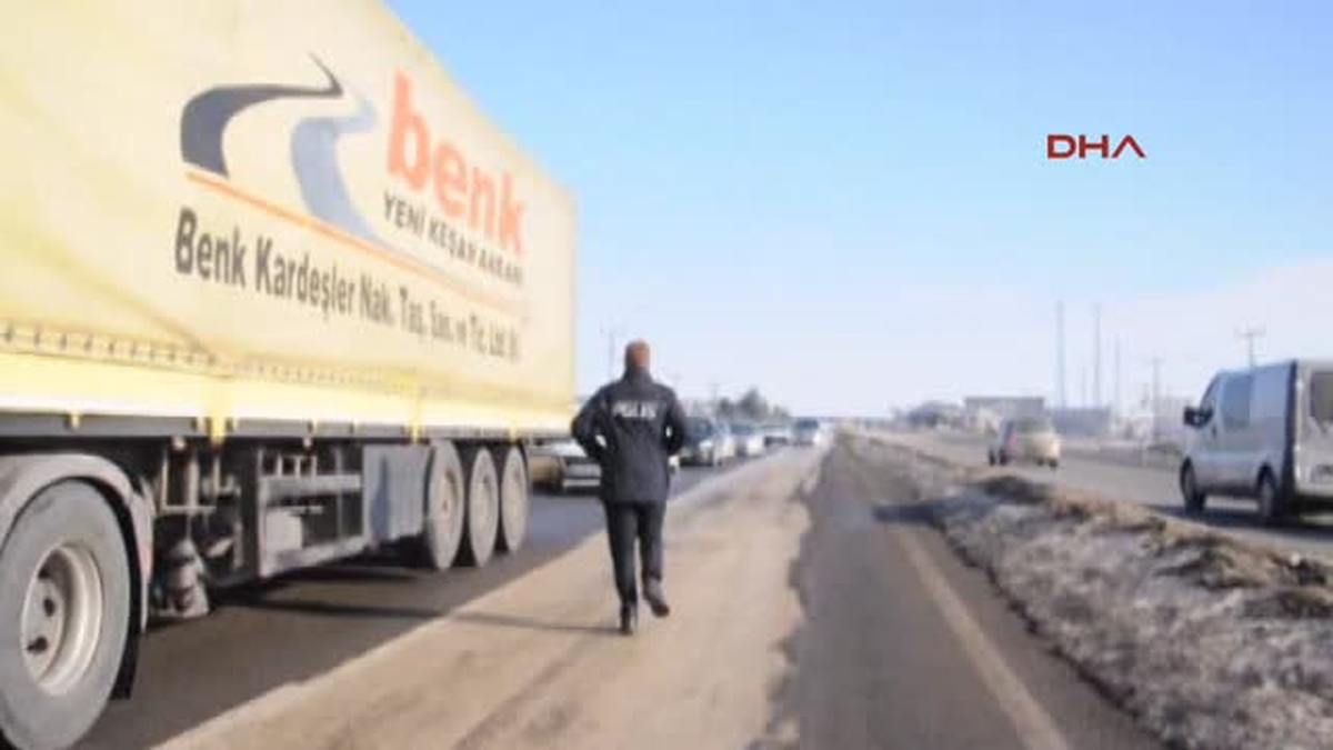 Polisin \'Dur\' Ihtarına Uymayıp Kaçan Araçta 3 Kişi Yakalandı