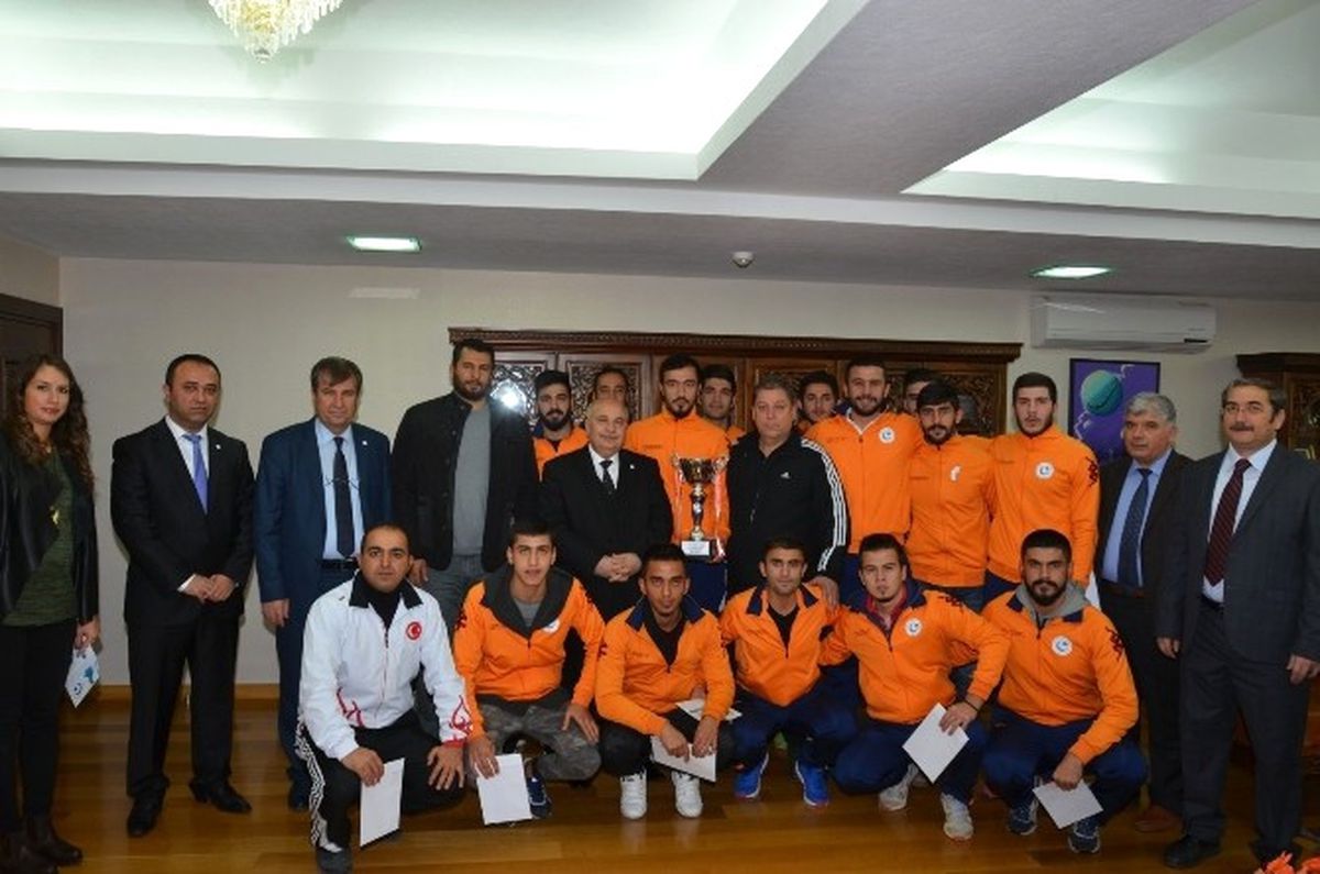 Şampiyonlardan Rektör Gönüllü\'ye Ziyaret