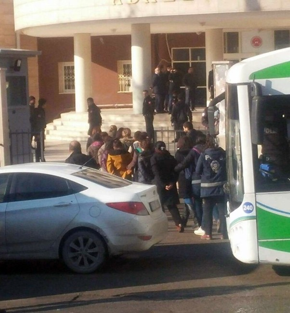 Şanlıurfa\'da Pkk/kck Terör Örgütü Soruşturmasında 13 Kişi Tutuklandı