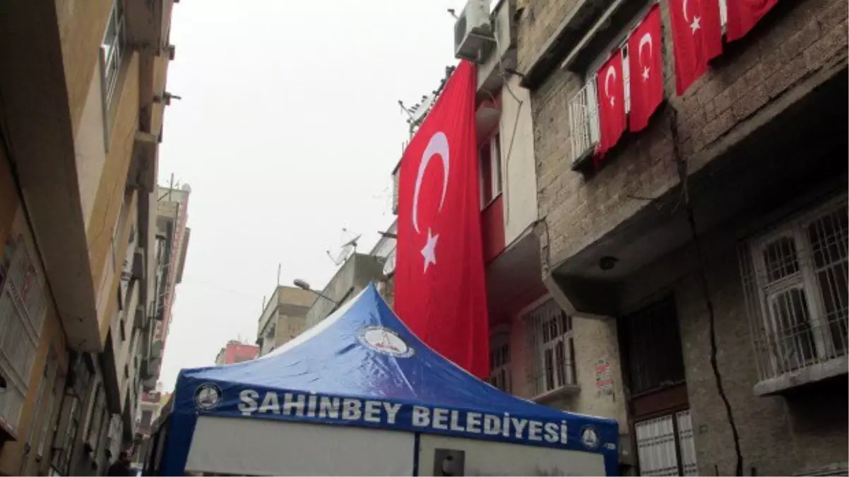 Şehit Babasını Üniformasıyla Uğurladı