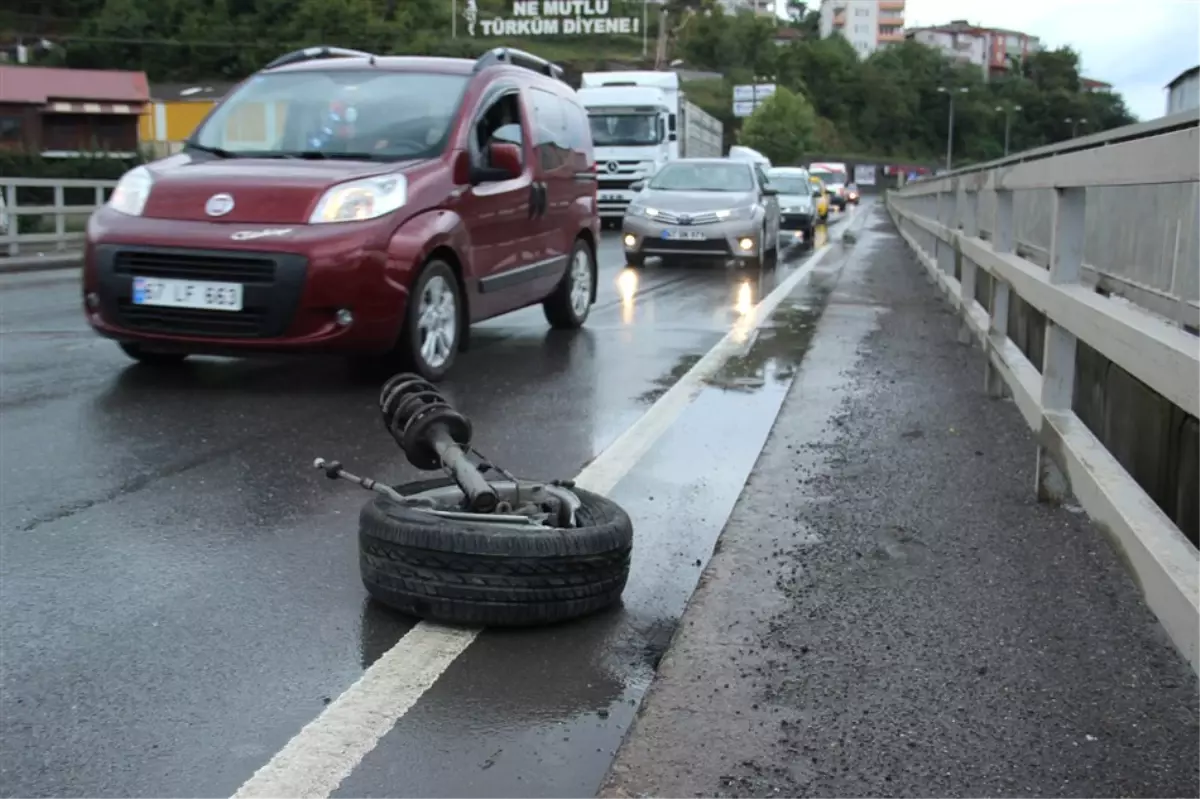 Seyir Halindeki Minibüsün Lastiği Koptu