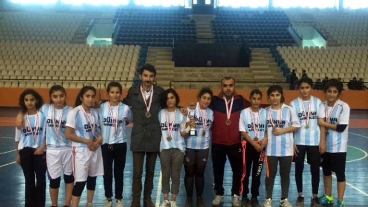 Silopi Cumhuriyet Ortaokulu\'nun Basketbol Başarısı