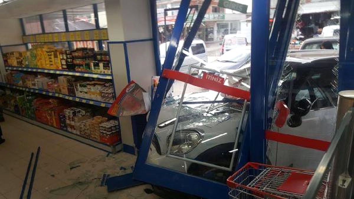 Sürücü Fren Yerine Gaza Basınca Otomobil Markete Girdi