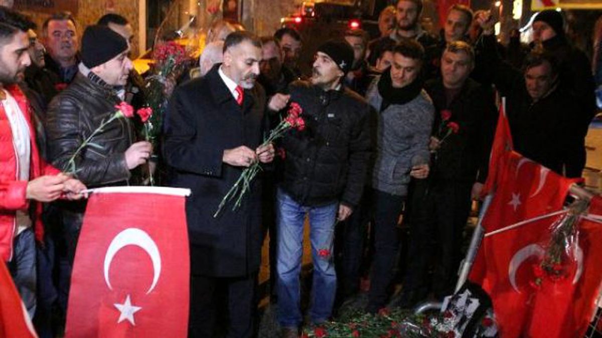 Taksiciler Reina\'daki Terör Saldırısında Hayatlarını Kaybedenleri Andı