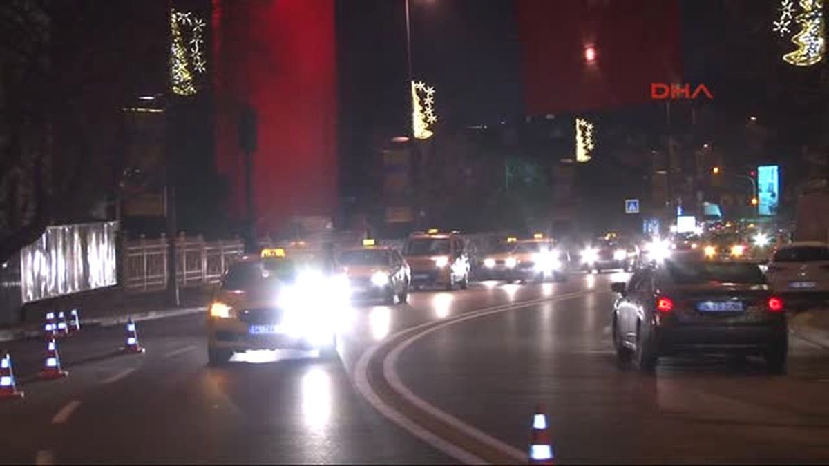 Taksiciler Terör Saldırısında Hayatlarını Kaybedenleri Karanfillerle Andı