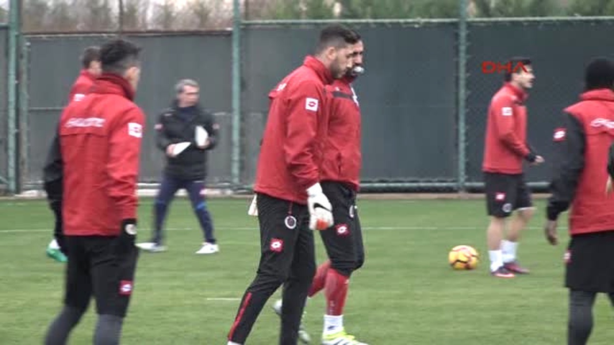 Ümit Özat Ahmet Çalık Türkiye\'nin En Iyi Stoperi