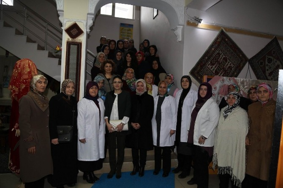 Vali Gül\'ün Eşinden El Sanatları Merkezi\'ne Ziyaret