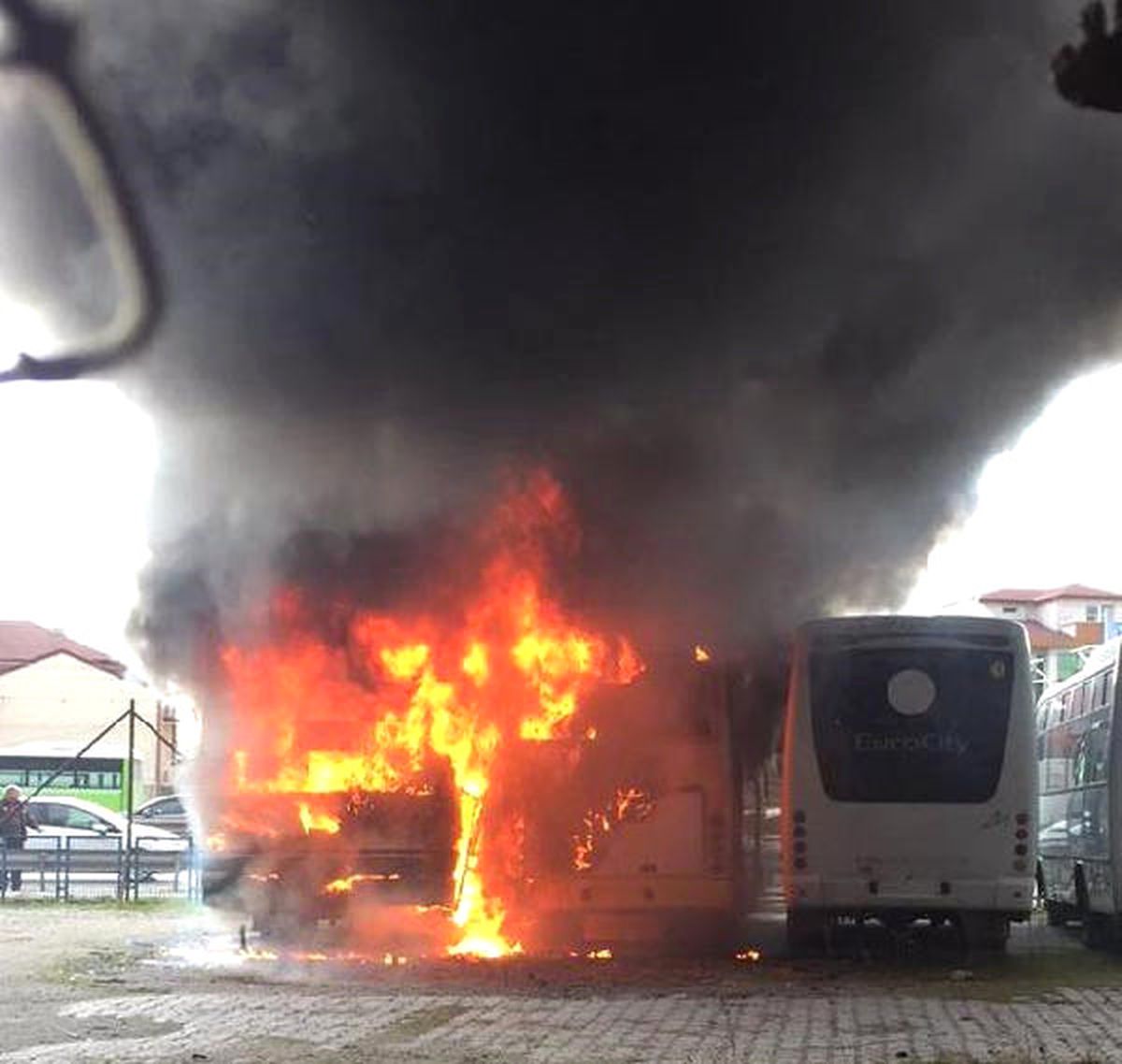 2- Park Halindeki 2 Otobüs Alev Alev Yandı