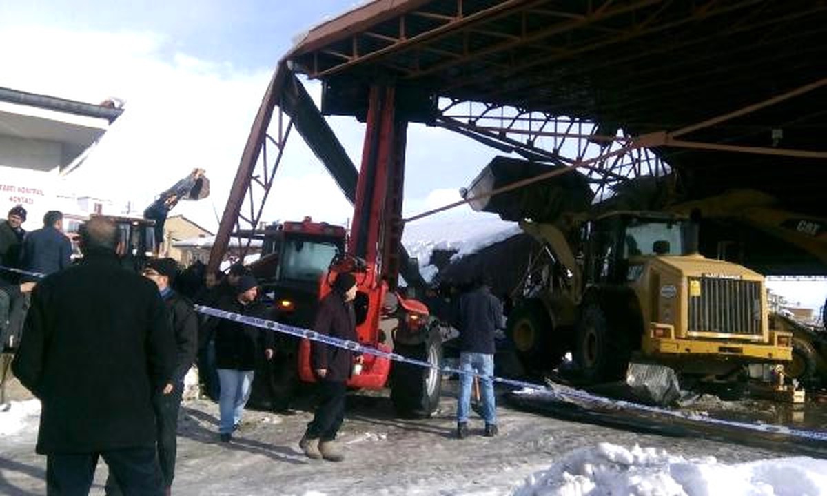 3- Akşehir\'de Pazar Yeri Çatısı Çöktü: 4 Yaralı
