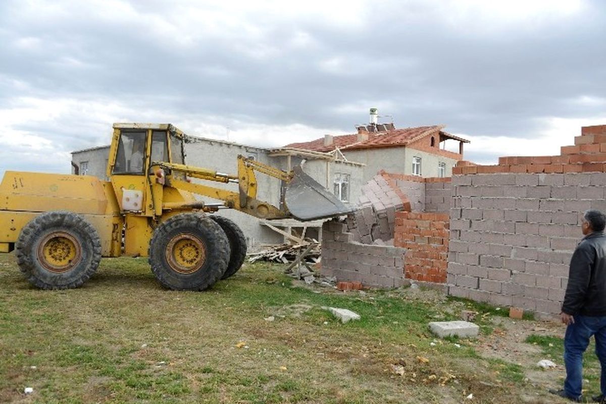Ağrı\'da Kaçak Yapıların Yıkımı Devam Ediyor