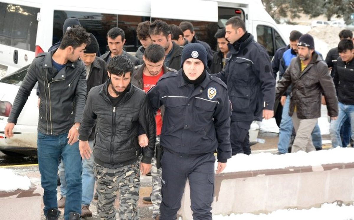 Aksaray\'da Uyuşturucu Taciri 13 Afgan Adliyeye Sevk Edildi