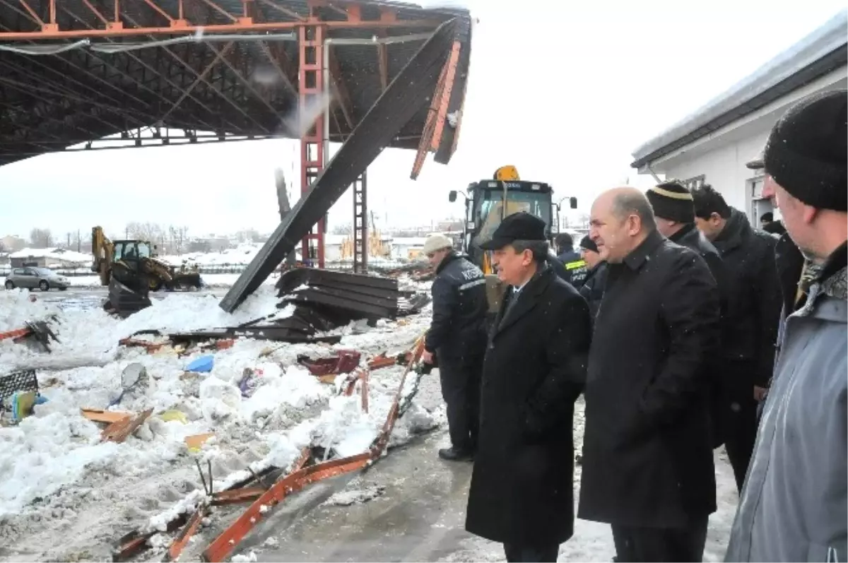 Akşehir\'de Pazar Yerinin Çatısı Çöktü: 4 Yaralı