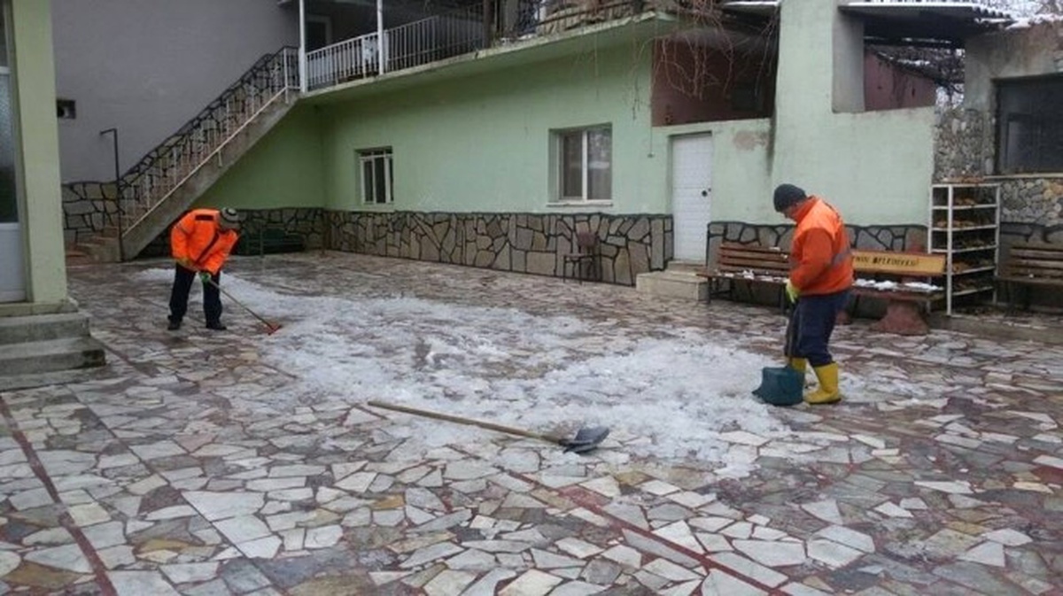 Alaşehir Belediyesi\'nden Buzlanma Çalışması