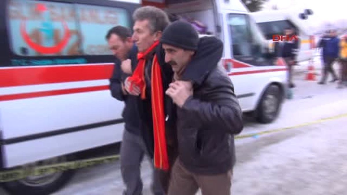 Askeri Araç Ile Minibüs Çarpıştı: 1 Asker Şehit