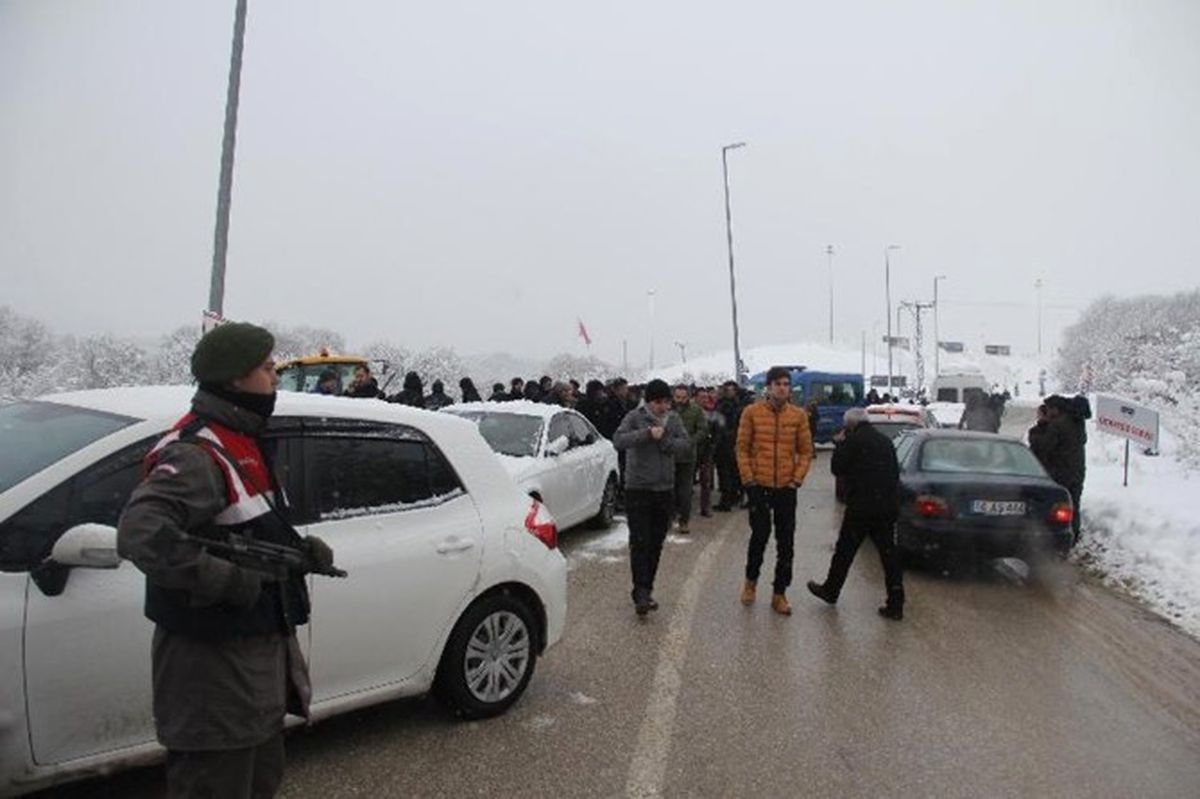 Avm\'nin Bağlantı Yolunu Karayolları Açtı, Belediye Ekipleri Tekrar Kapattı