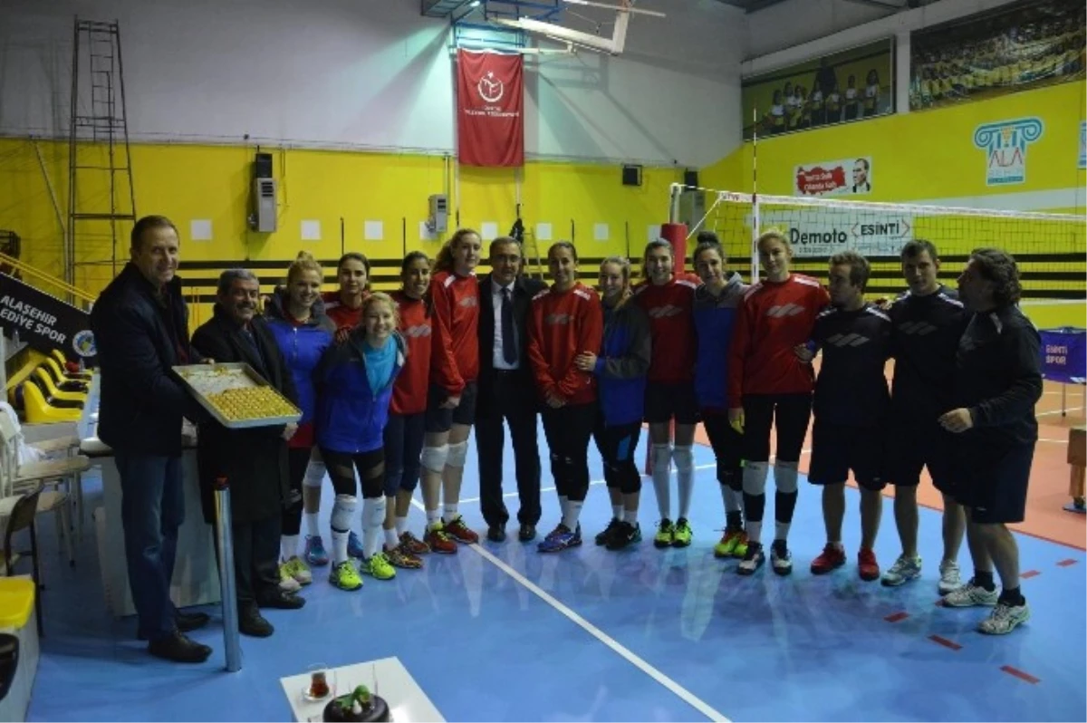 Başkan Karaçoban\'dan Bayan Voleybol Takımına Ziyaret