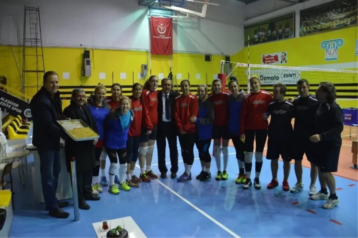 Başkan Karaçoban\'dan Bayan Voleybol Takımına Ziyaret