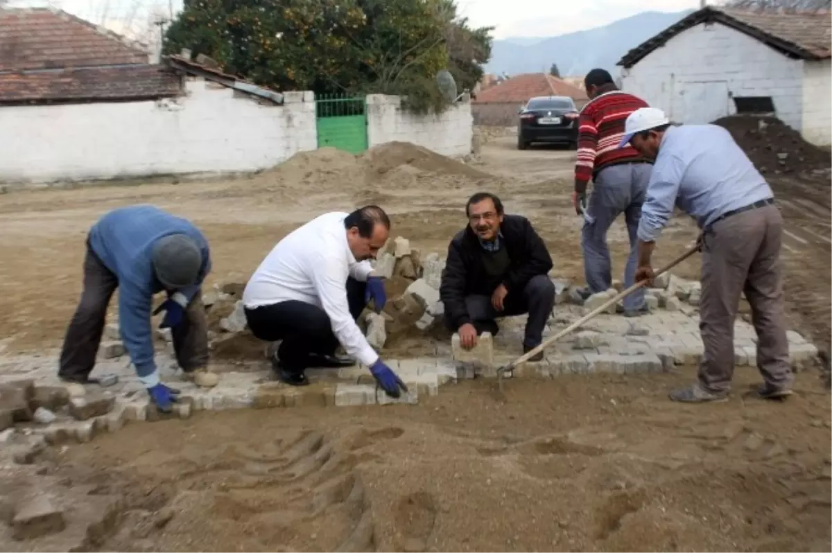 Başkan Ozan, Mahalle Muhtarıyla Birlikte Parke Taşı Döşedi