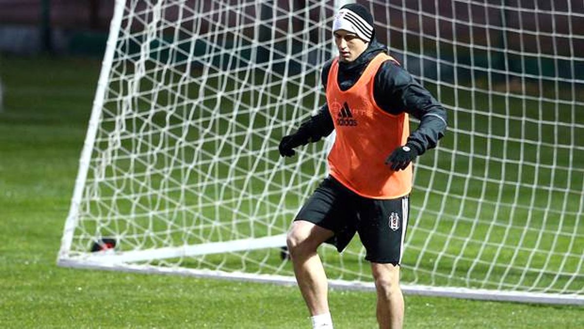 Beşiktaş\'ta Yeni Transfer Matej Mitrovic Antrenmana Çıktı (1)