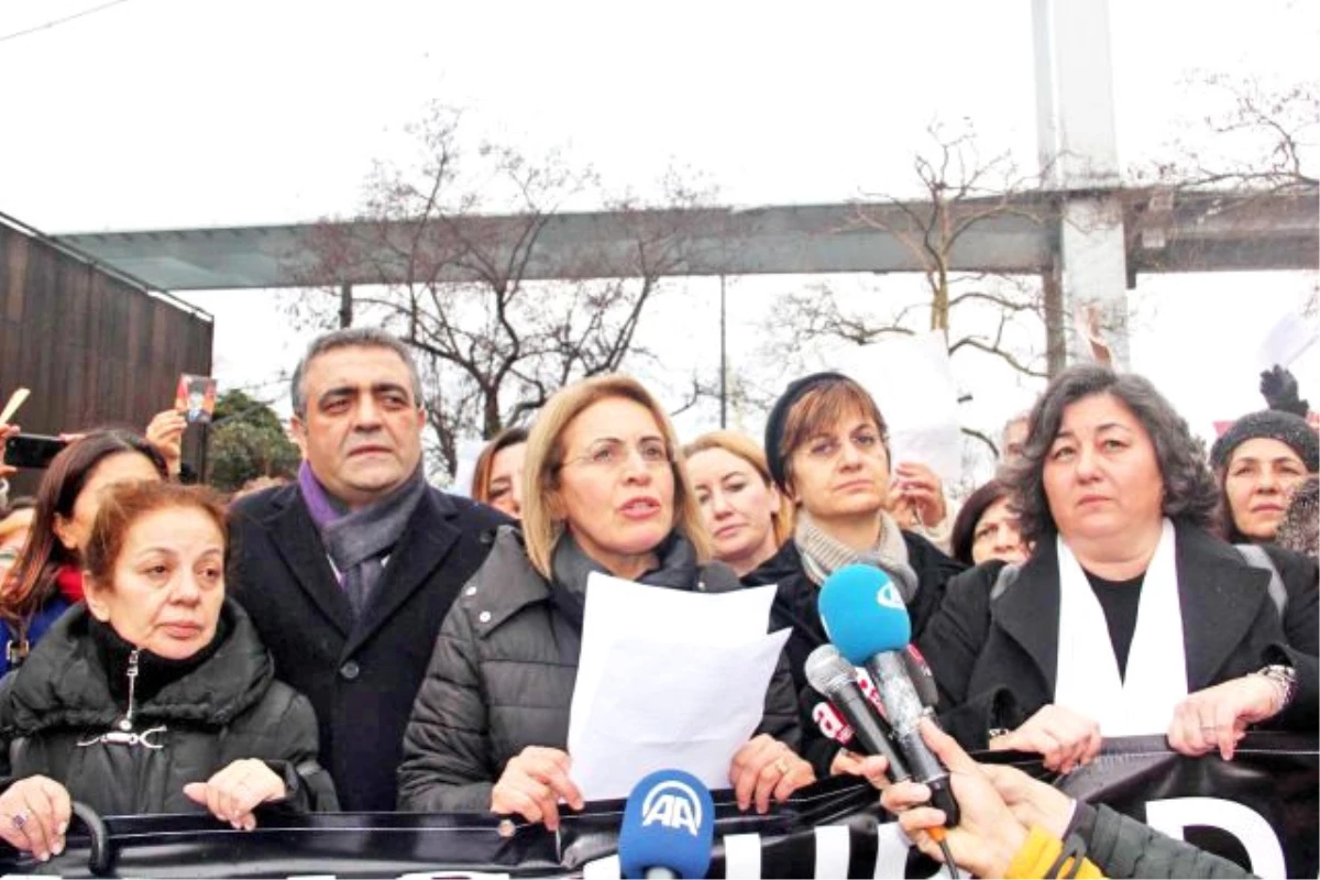 CHP Kadın Kollarından Reina Önünde Saygı Duruşu
