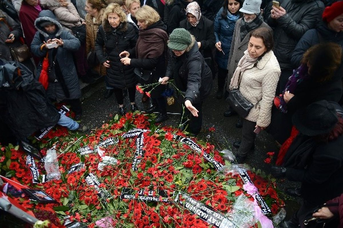 CHP\'li Kadınlar Reina Önünde Hayatını Kaybedenleri Andı