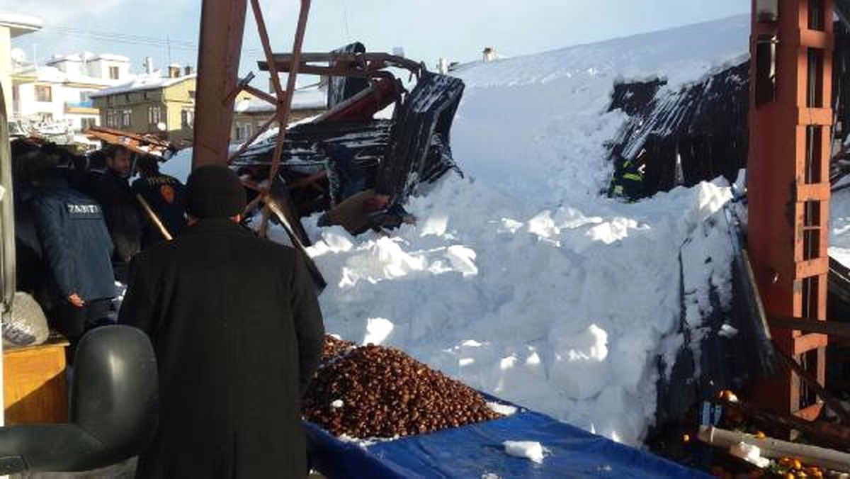 Dha: Konya\'da Semt Pazarının Çatısı Çöktü; 4 Yaralı
