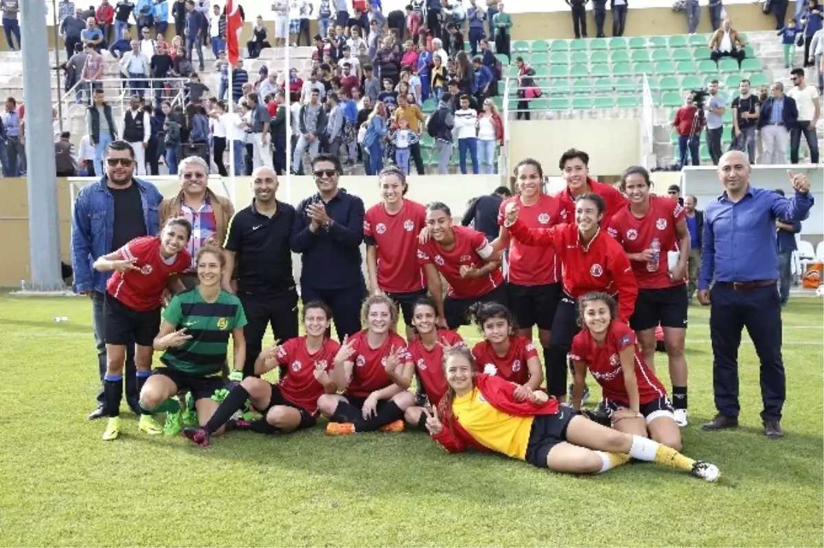 Döşemealtı Kadın Futbol Takımı Trabzon Yolcusu