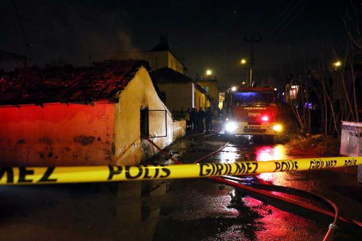 Elektrikli Battaniye Alev Alınca Tek Katlı Ev Küle Döndü