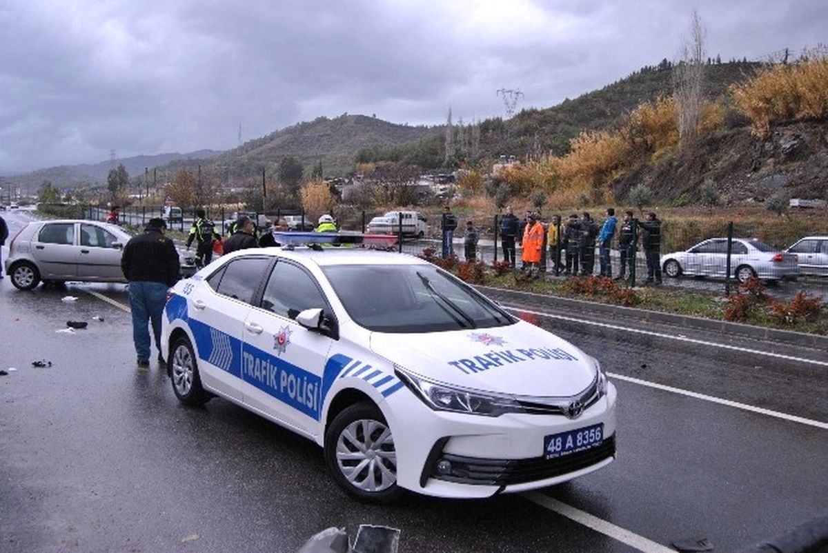 Fethiye\'de Kazaya Müdahale Eden Polislere Otomobil Çarptı; 3 Yaralı