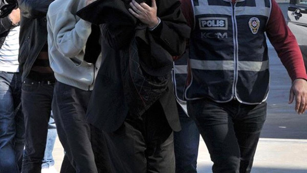 İzmir\'de FETÖ\'ye Yönelik Operasyonda 4 Kişi Tutuklandı