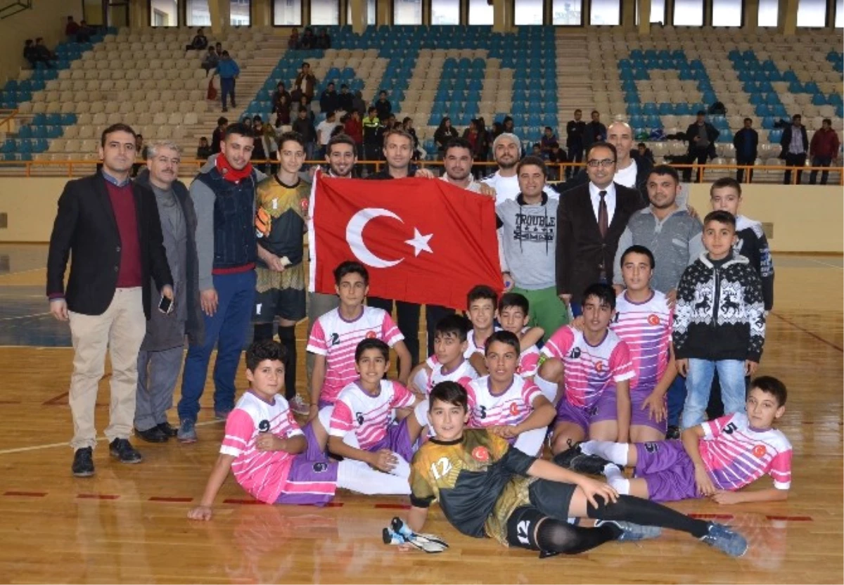Futsalda Uluğ Bey Ortaokulu Şampiyon