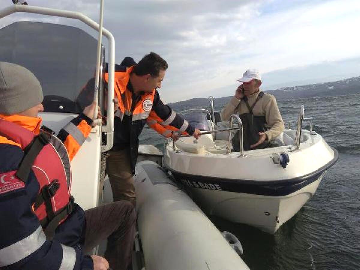 Göle Sürüklenen Teknesini Kurtarmak İsterken Mahsur Kaldı