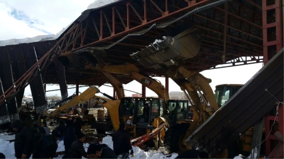 Güncelleme 4 - Konya\'da Pazar Yerinin Çatısı Çöktü