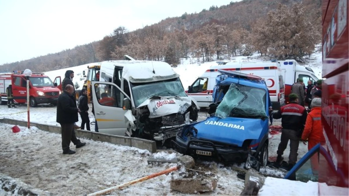 Güncelleme - Çorum\'da Askeri Araçla Minibüs Çarpıştı: 2 Şehit, 14 Yaralı