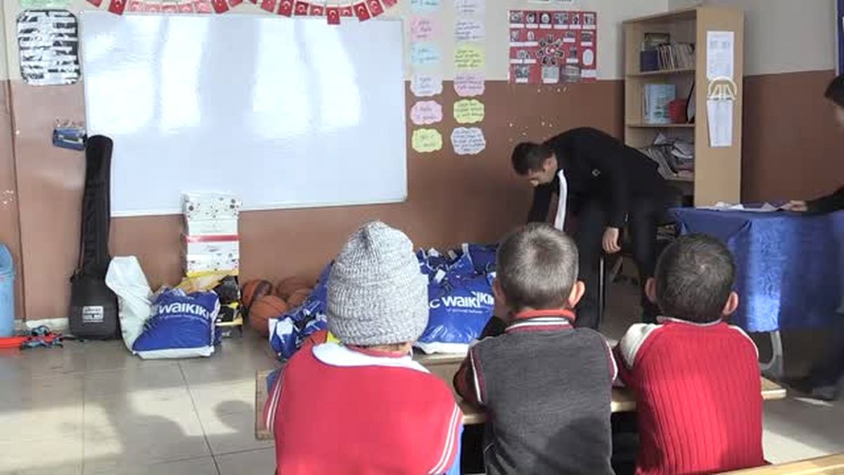 Hayırseverlerin Yardımı "Kara Lastikli" Çocukları Isıttı