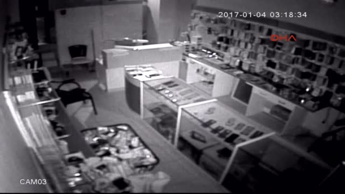 Hırsızlar Kameraya Rağmen 22 Telefonu Çaldı