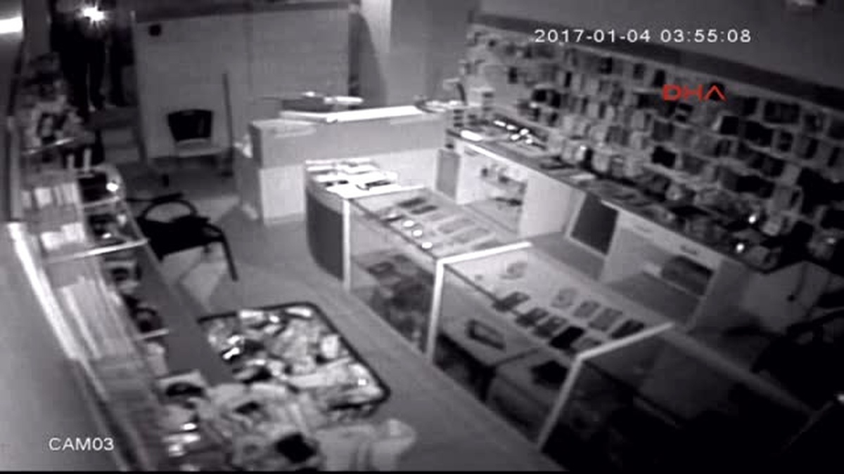 Hırsızlar Kameraya Rağmen 22 Telefonu Çaldı