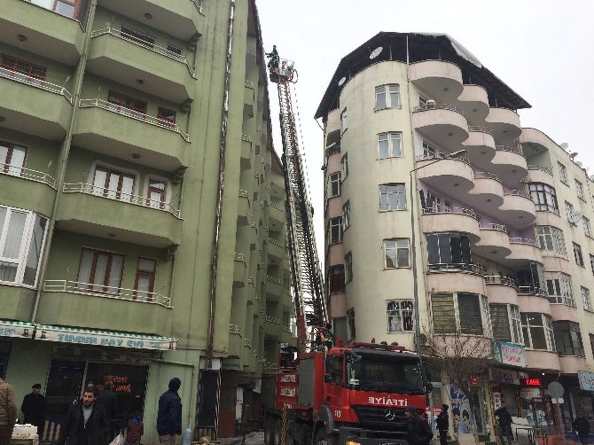 Iğdır\'da İtfaiye Ekipleri Tehlike Saçan Buz Sarkıtlarını Temizledi