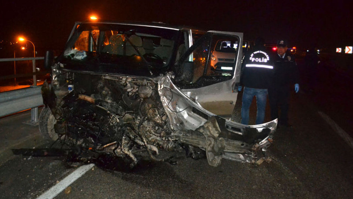 Kaçakları Taşıyan Minibüs Bariyerlere Çarptı: 1 Ölü, 25 Yaralı