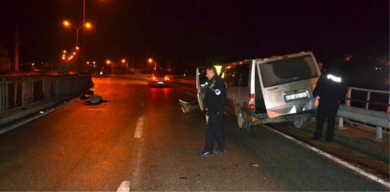 Kaçakları Taşıyan Minibüs Kaza Yaptı: 1 Ölü, 25 Yaralı