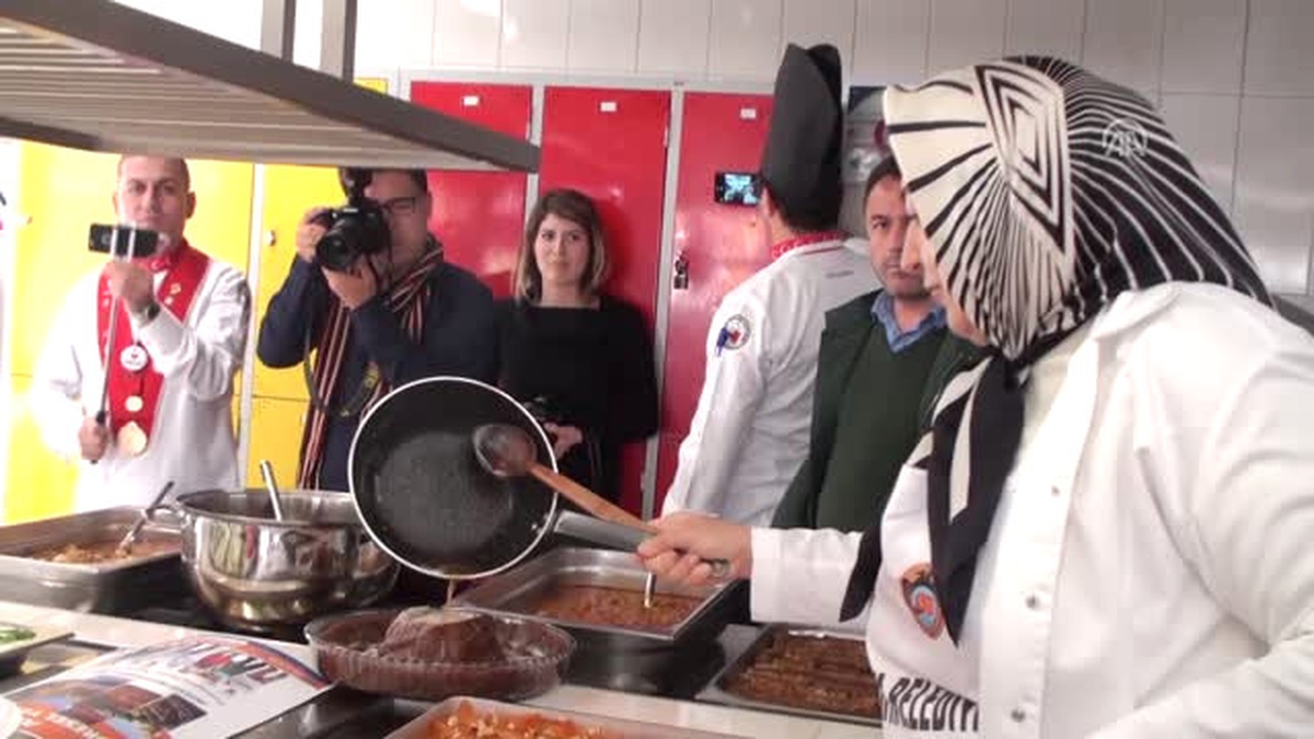 Kadınlardan Profesyonel Aşçılara Yöresel Yemek Kursu